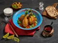 Szafran do czego? Do aromatycznego kurczaka w sosie z warzywami, podanego z plackami naan i jogurtem.