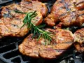 Soczysta karkówka na grillu, idealnie przyprawiona, z gałązką rozmarynu. Doskonały pomysł na to, jak przyprawić karkówkę na grilla.
