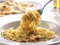 Szybki makaron aglio e olio z czosnkiem, chili i natką pietruszki. Idealny pomysł, z czym zrobić makaron na szybko.