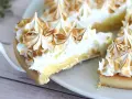 Pyszna tarta cytrynowa z puszystą, przypieczoną bezą, która kusi swoim wyglądem i smakiem. Idealna na deser.