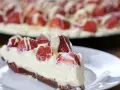 Pyszna tarta z truskawkami i mascarpone, udekorowana białym lukrem. Idealna na letnie popołudnie.