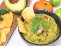 Pyszne guacamole przepis na domową przekąskę. Awokado, pomidor, limonka i kolendra tworzą idealną kompozycję.
