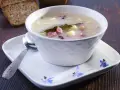 Zalewajka przepis: sycąca zupa z ziemniakami, wędzonką i liściem laurowym, podana z chlebem.
