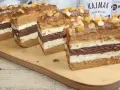 Pyszne ciasto z kajmakiem, przełożone kremem i biszkoptem, ozdobione kandyzowanymi skórkami.