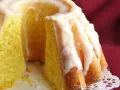 Puszysta babka cytrynowa z lukrem, idealna na popołudniową herbatę.