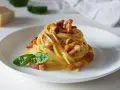 Pyszna carbonara z chrupiącym boczkiem i bazylią. Jaki ser do carbonary? Najlepszy jest parmezan lub pecorino romano.
