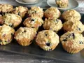 Pyszne muffinki z borówkami, posypane kruszonką, kuszą swoim wyglądem i zapachem. Idealne na deser lub śniadanie.