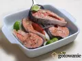 Soczyste kawałki łososia w naczyniu żaroodpornym, doprawione ziołami i skropione sokiem z limonki. Idealne przyprawy do łososia podkreślają jego smak.
