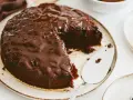 Pyszny brownie z malinami, polane błyszczącą czekoladą. Idealny deser na każdą okazję.