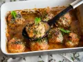 Szybki obiad z mięsa mielonego: pulpeciki w sosie pomidorowym z ziołami, gotowe do podania.