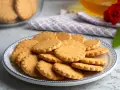 Stos ciastek na talerzu, idealnych do kawy. Ten prosty przepis na ciastka z pewnością zachwyci każdego.