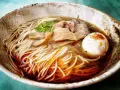 Pyszny ramen przepis: makaron, mięso, jajko i bambus w aromatycznym bulionie. Idealny na chłodne dni.