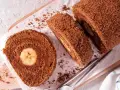 Pyszna rolada biszkoptowa z bananem w środku, posypana kakaową posypką. Idealna na deser.