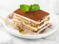 Pyszne tiramisu z miętą i kakao. Zastanawiasz się, jaki alkohol do tiramisu? Spróbuj amaretto lub marsali dla idealnego smaku.