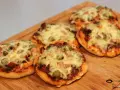Pizzerinki z oliwkami i bekonem, idealne na szybką przekąskę. Prosty przepis na pyszne pizzerinki.