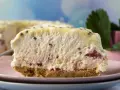 Pyszne ciasto bez pieczenia z kawałkami owoców i kremową masą. Idealne na letnie popołudnie.
