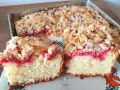 Pyszne ciasto z owocami i kruszonką, pokrojone na dwa kawałki, prezentuje się apetycznie.