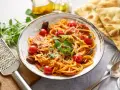 Pyszne spaghetti z chorizo, pomidorkami koktajlowymi i świeżą bazylią, posypane parmezanem. Idealne danie dla miłośników włoskich smaków.