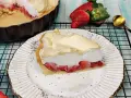 Pyszna tarta z truskawkami i bezą, z puszystą pianką i soczystymi owocami. Idealna na deser.