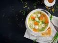 Pyszny pomysł na zupę: delikatne klopsiki drobiowe, makaron gwiazdki, marchewka i groszek w bulionie.