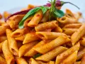 Penne rigate w aromatycznym sosie pomidorowym z dodatkiem papryczki chili i świeżej bazylii. Pyszny sos do makaronu, który pobudza zmysły.