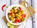 Miseczka ryżu z pikantnym tofu i warzywami. Czy tofu można jeść na surowo? To danie pokazuje, jak pysznie można je przygotować!