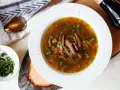 Aksamitne flaki z boczniaków, bogate w smaku i aromacie, podane z posiekaną natką pietruszki.