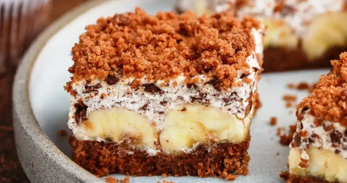 Pyszne bananowiec ciasto z kremem i czekoladą, posypane kruszonką. Idealne na deser.
