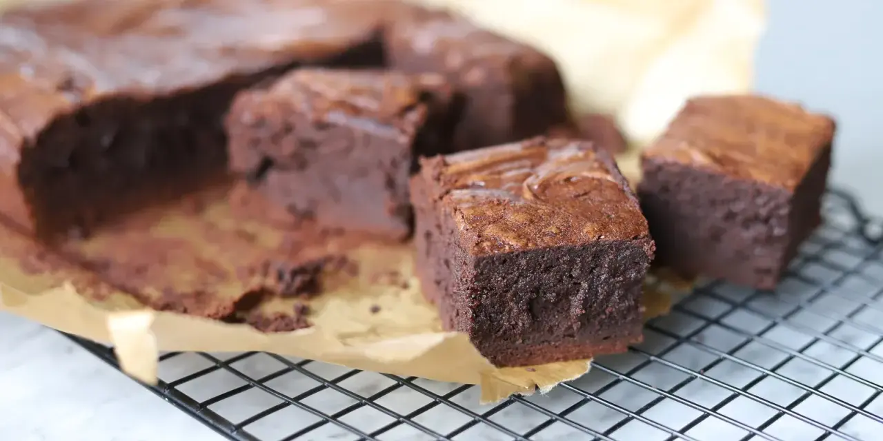 Pyszne, wilgotne brownie na kratce. Idealne na deser, według prostego brownie przepisu.