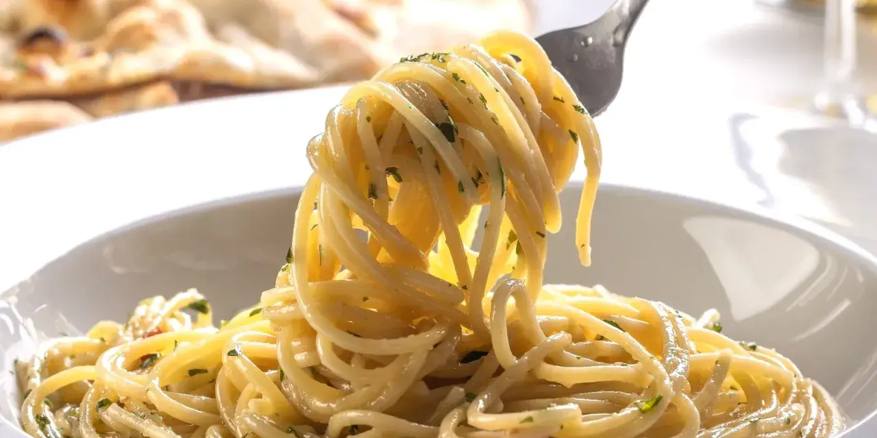 Szybki makaron aglio e olio z czosnkiem, chili i natką pietruszki. Idealny pomysł, z czym zrobić makaron na szybko.
