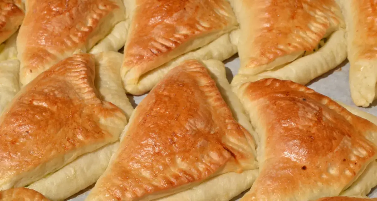 Złociste pierożki z ciasta francuskiego, gotowe do podania. Idealne na przekąskę lub dodatek do obiadu.