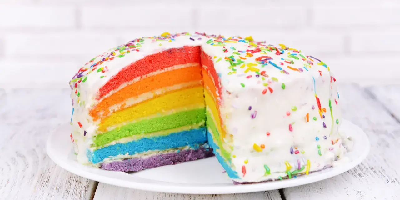 Kolorowy tort tęczowy z posypką, idealny na proste torty dla chłopców.