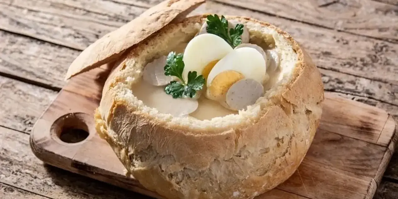 Żurek w chlebie z jajkiem i kiełbasą. Idealne jakie przyprawy do żurku? Majeranek i czosnek!