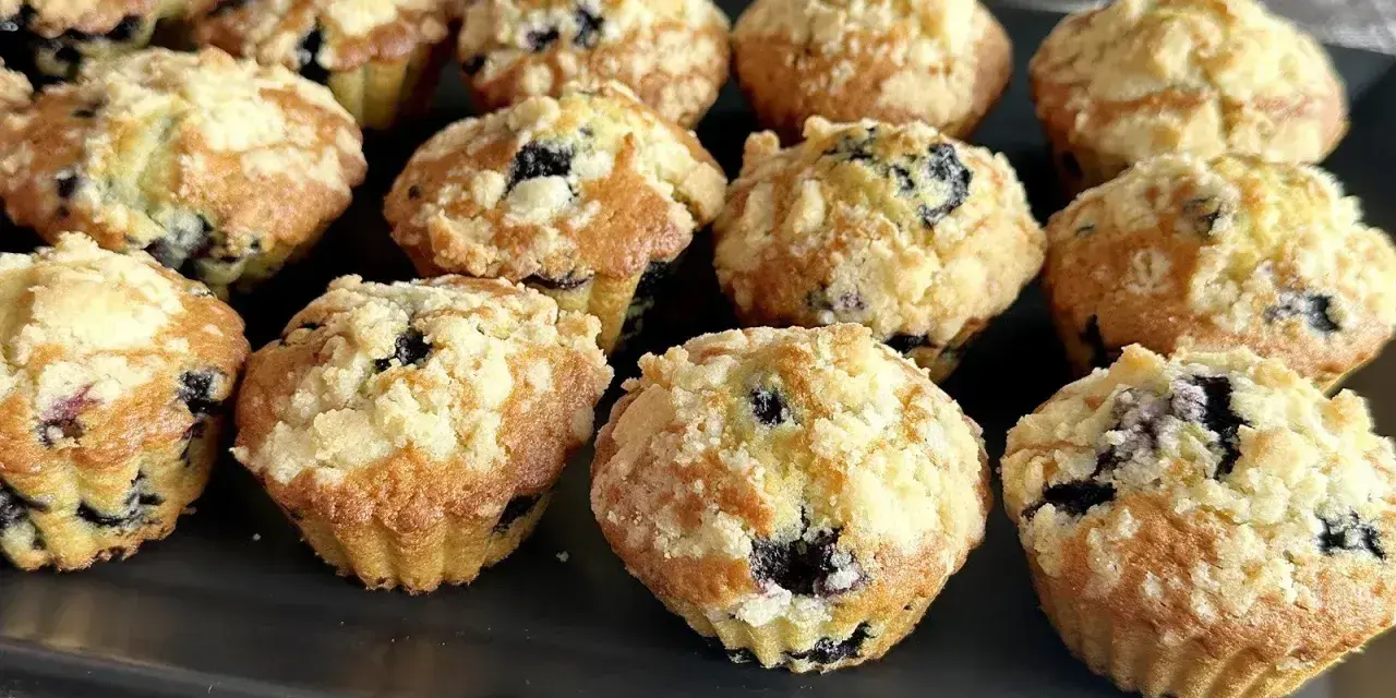 Pyszne muffinki z borówkami, posypane kruszonką, kuszą swoim wyglądem i zapachem. Idealne na deser lub śniadanie.