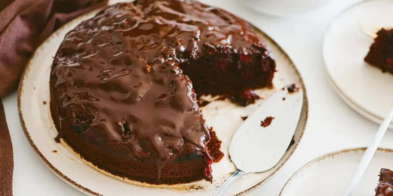 Pyszny brownie z malinami, polane błyszczącą czekoladą. Idealny deser na każdą okazję.