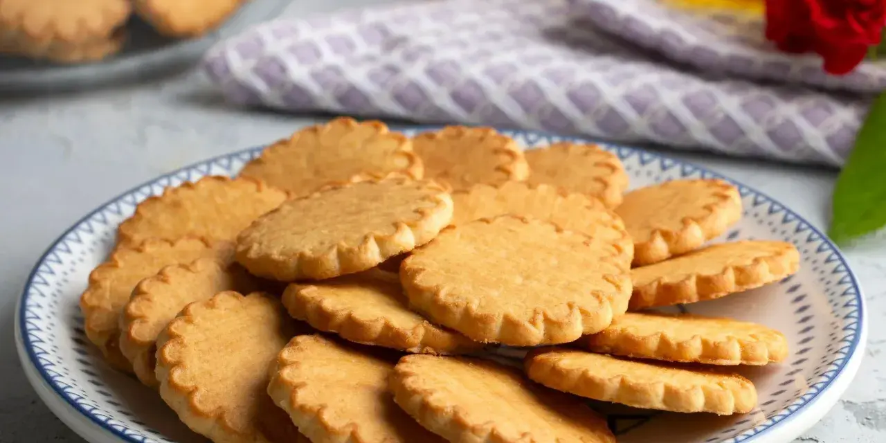 Stos ciastek na talerzu, idealnych do kawy. Ten prosty przepis na ciastka z pewnością zachwyci każdego.