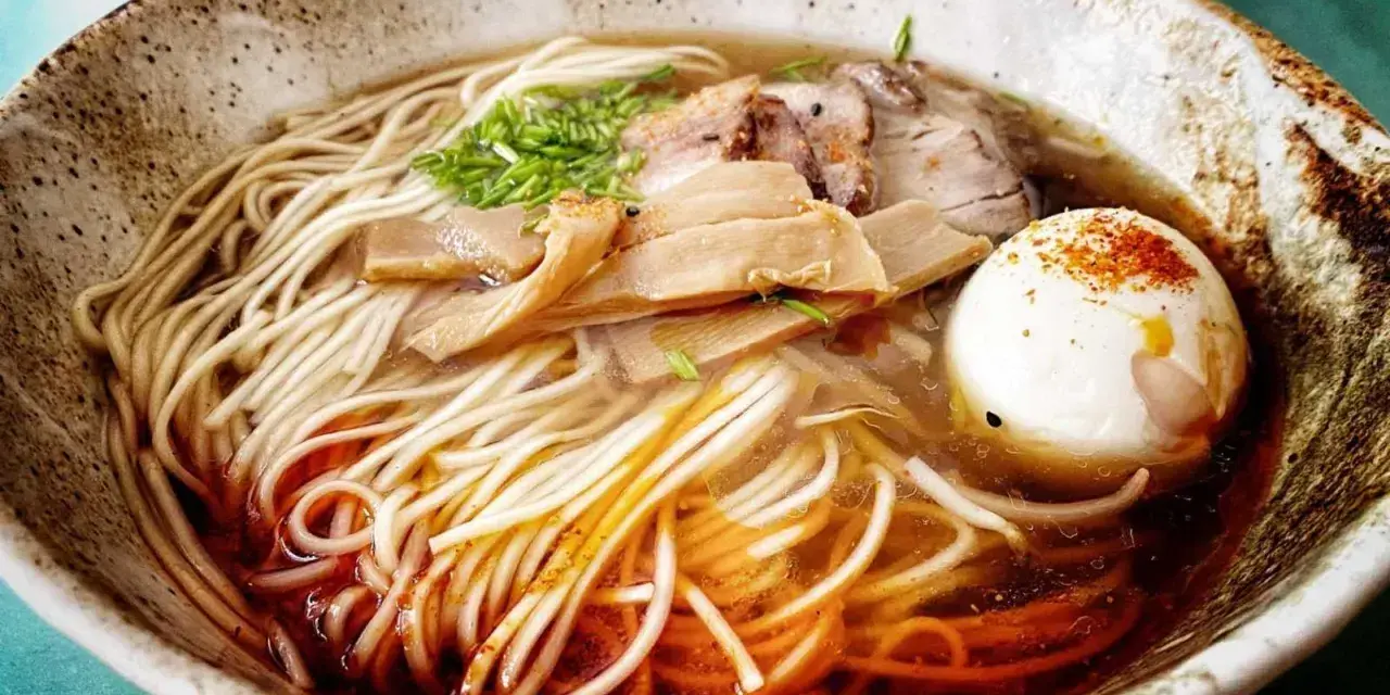 Pyszny ramen przepis: makaron, mięso, jajko i bambus w aromatycznym bulionie. Idealny na chłodne dni.