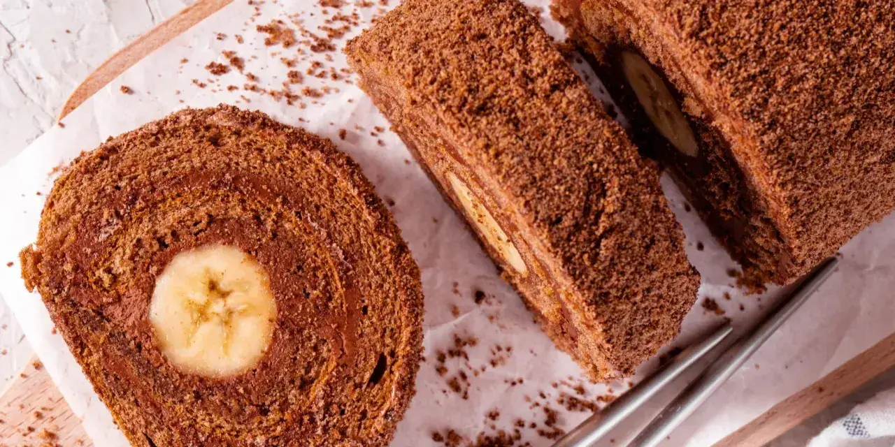 Pyszna rolada biszkoptowa z bananem w środku, posypana kakaową posypką. Idealna na deser.