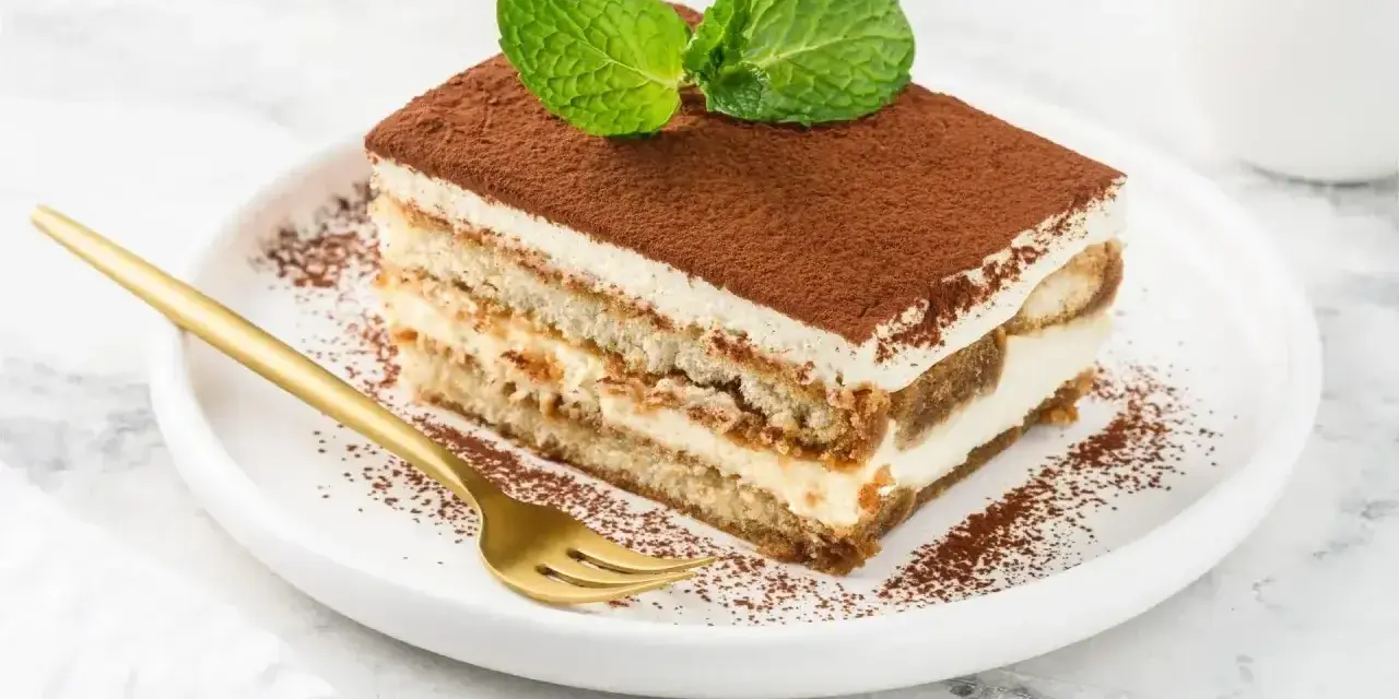 Pyszne tiramisu z miętą i kakao. Zastanawiasz się, jaki alkohol do tiramisu? Spróbuj amaretto lub marsali dla idealnego smaku.