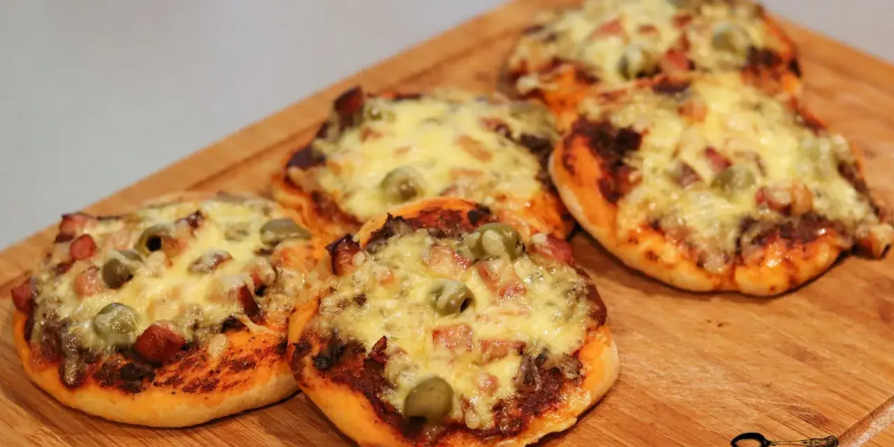 Pizzerinki z oliwkami i bekonem, idealne na szybką przekąskę. Prosty przepis na pyszne pizzerinki.