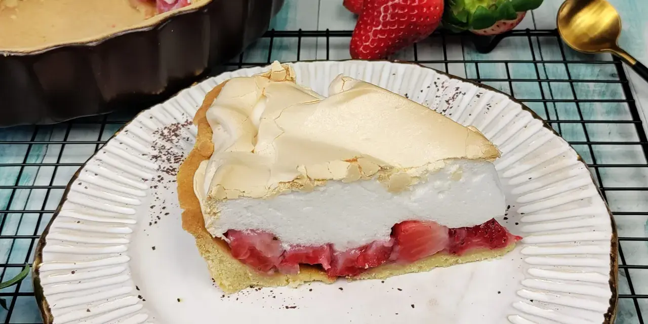 Pyszna tarta z truskawkami i bezą, z puszystą pianką i soczystymi owocami. Idealna na deser.