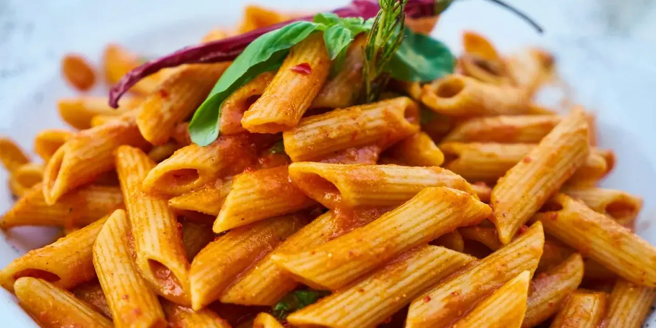Penne rigate w aromatycznym sosie pomidorowym z dodatkiem papryczki chili i świeżej bazylii. Pyszny sos do makaronu, który pobudza zmysły.
