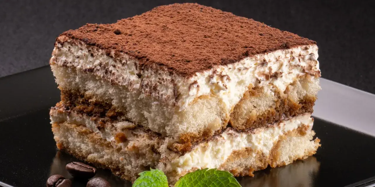 Pyszne tiramisu przepis na deser, z kawą i miętą.
