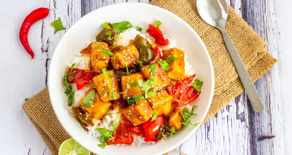 Miseczka ryżu z pikantnym tofu i warzywami. Czy tofu można jeść na surowo? To danie pokazuje, jak pysznie można je przygotować!
