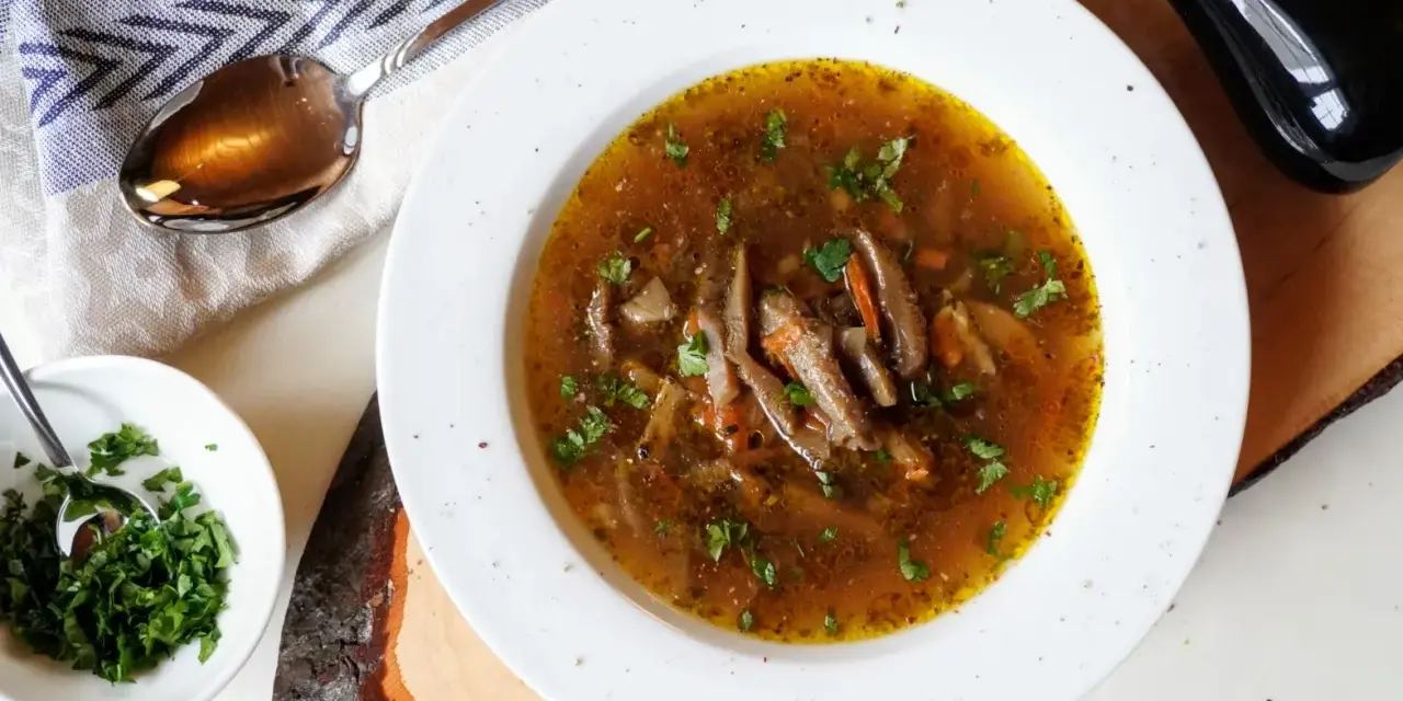 Aksamitne flaki z boczniaków, bogate w smaku i aromacie, podane z posiekaną natką pietruszki.