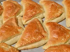 Złociste pierożki z ciasta francuskiego, gotowe do podania. Idealne na przekąskę lub dodatek do obiadu.