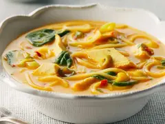 Aromatyczna zupa tajska z kurczakiem, makaronem i szpinakiem w kremowym bulionie.