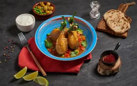 Szafran do czego? Do aromatycznego kurczaka w sosie z warzywami, podanego z plackami naan i jogurtem.