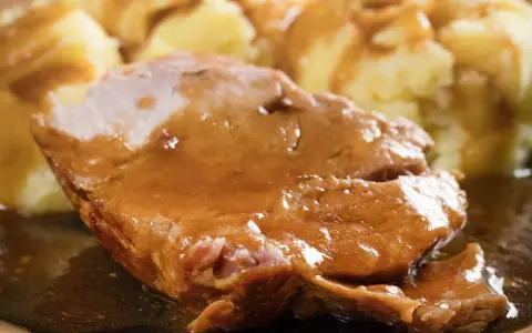 Soczysta karkówka w sosie własnym, podana z purée ziemniaczanym. Idealny obiad dla całej rodziny.