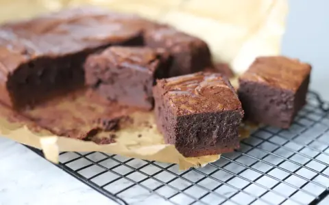 Pyszne, wilgotne brownie na kratce. Idealne na deser, według prostego brownie przepisu.